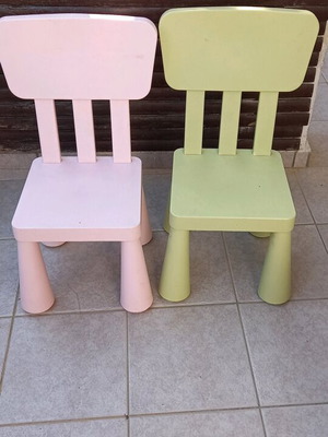 Σετ πλαστικό τραπεζάκι ΙΚΕΑ με 2 καρέκλες και δώρο πλαστικό σκαμνάκι σαν καινούργιο