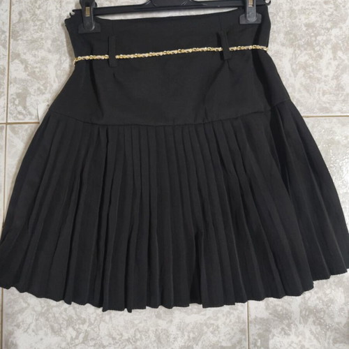 Black pleated skirt with pouch and chain belt size M like new