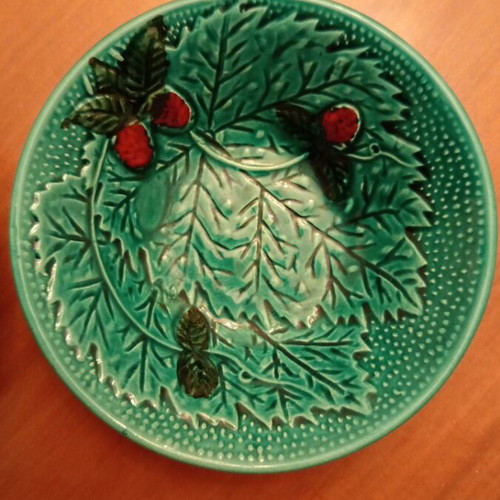 Bordallo Pinheiro Holly ceramic plates and bowls set of 2, 14cm