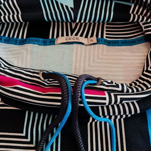 Cecil sweatshirt colorful thin XL like new with geometric patterns