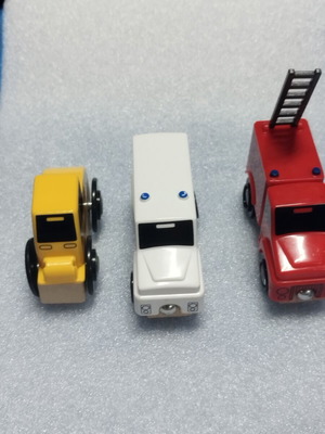 Set of 3 toy cars like new