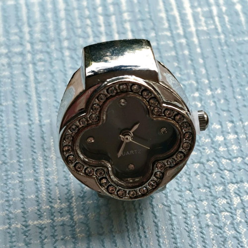 Four-leaf clover ring watch with crystals and black dial like new