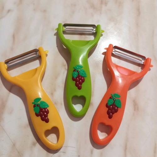 Set of 3 kitchen peelers new for peeling fruits and vegetables
