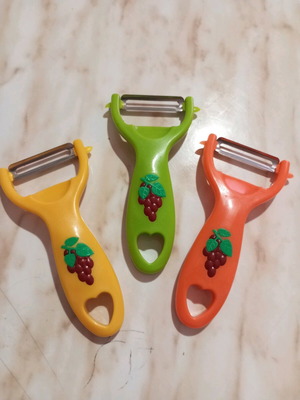 Set of 3 kitchen peelers new for peeling fruits and vegetables