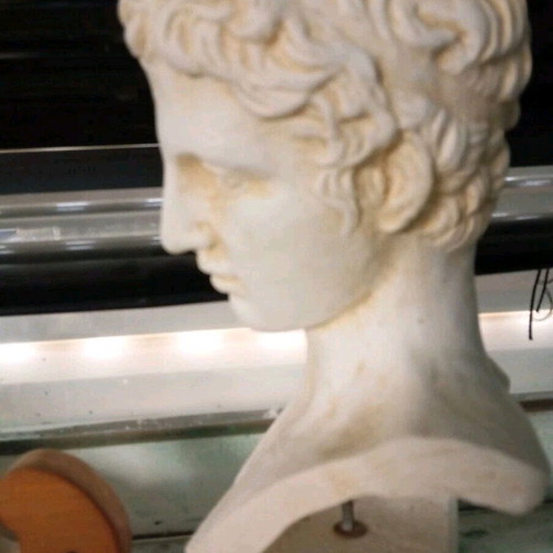 Marathon Runner Bust adolescent like new, white
