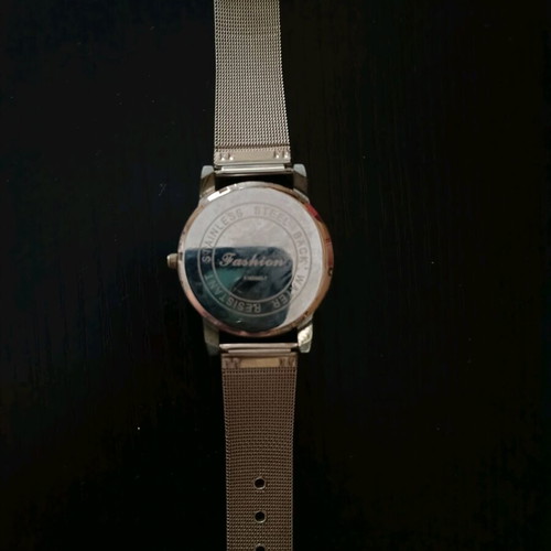 Quartz wristwatch metallic like new, silver unisex