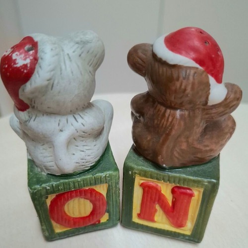 Christmas salt and pepper set vintage like new with bears and NOEL blocks