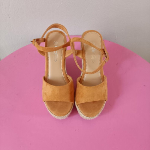 Women’s suede platform sandals like new, tan-mustard color