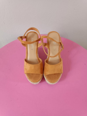 Women’s suede platform sandals like new, tan-mustard color