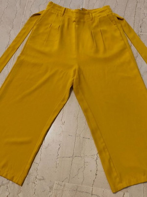 Stradivarius Capri Pants used, medium, yellow