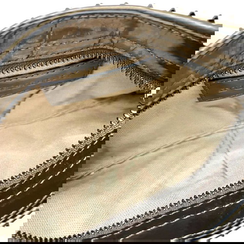 Burberry чанта за рамо употребявана, бежова и сребърна лакова кожа