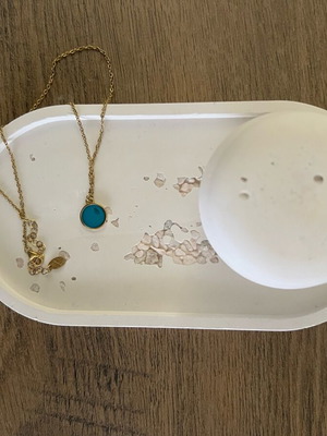 Plaster decorative set like new, jewelry box and tray