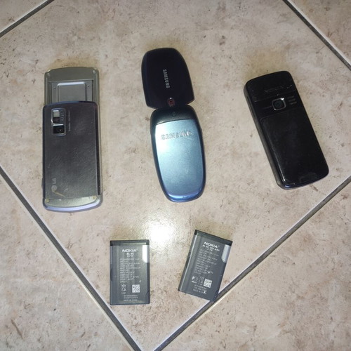 Old mobile phones for collectors used with two Nokia batteries