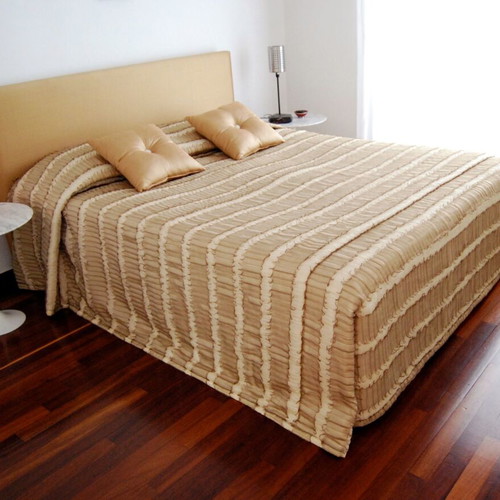 Quilted bedspread for double or king bed like new with organza and cotton satin