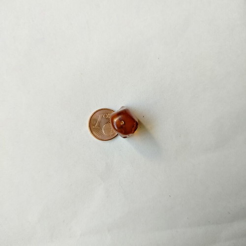 Natural old amber 2 g