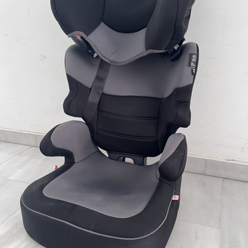 Booster car seat with detachable back 18-36 kg like new