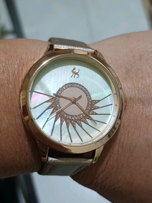 Women's wristwatch in pink gold color like new