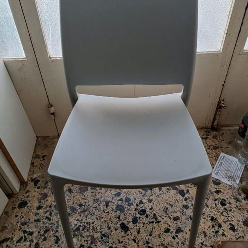 Plastic chair like new in very good condition