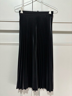 Pleated skirt black small new