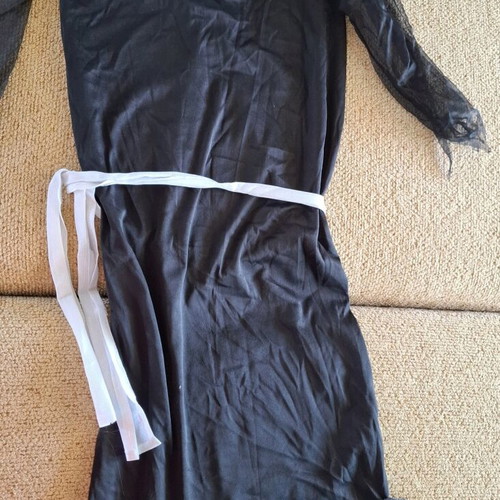 Witch carnival costume like new, size Large 11-14 years