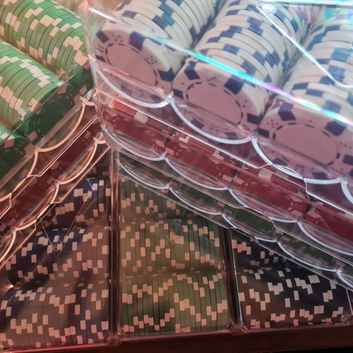 Thousand heavy casino chips like new with 10 cases and carrying case