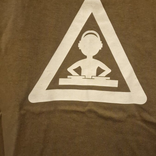 T-shirt dj khaki size Medium like new