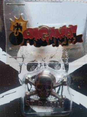 2-pins  ενα original δεκαετία 90' κ ενα st.pauli γερμανια τιμή για τα δυο τεμάχια.