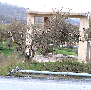 Πωλείται οικόπεδο με κτίσμα στις Μελέσσες Ηρακλείου-Κρήτης