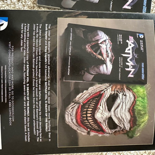 Batman Death of the Family book and mask set new