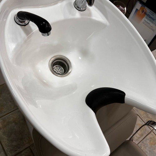 Hairdressing chairs and shampoo basin like new, set of 2+1