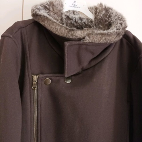 Benetton sweatshirt jacket like new with fur, zipper and buttons brown
