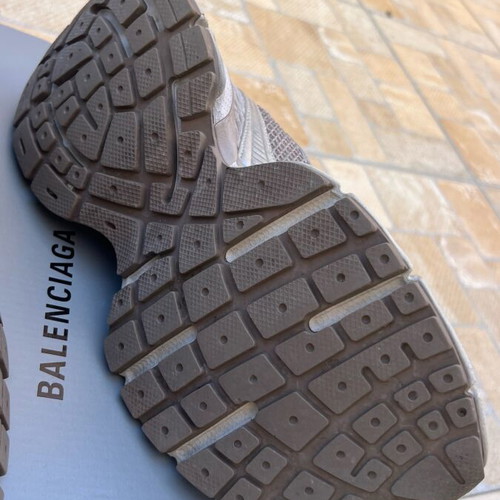 Balenciaga athletic shoes 3XL like new, taupe mix, size 41