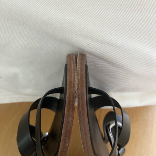 Δερμάτινα σανδάλια Massimo Dutti σαν καινούργια, μαύρα με ασημί αγκράφα, νούμερο 36