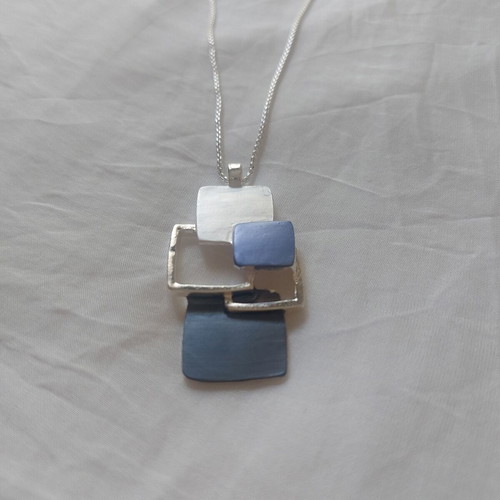 Geometric Blue necklace like new, modern design in silver and blue