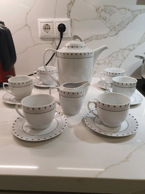 Porcelain cups, teapot and plates set like new
