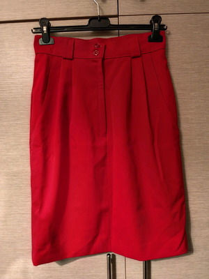 Red skirt like new, 100% wool super worsted gabardine, size S