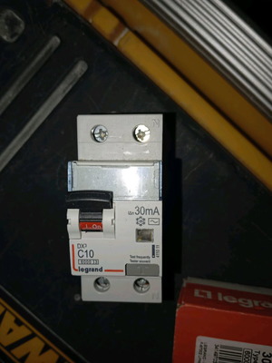 Leakage relay 10 amp new