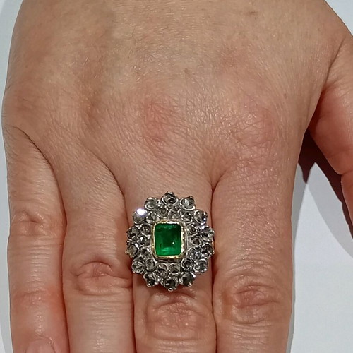 Women's 18k gold ring with emerald and diamonds used