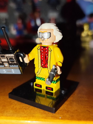 Emmett Brown figure from Back To The Future 2 like new with accessories