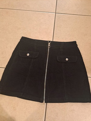 Bershka corduroy skirt used black with zipper, size S