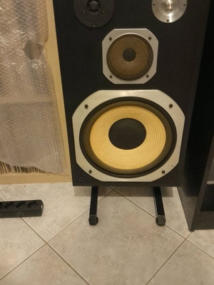 Namco NSQ-551 Large 3-Way Floorstanding Speakers with Stands like new