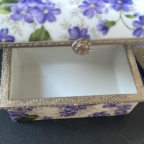 Porcelain box with violet flowers new