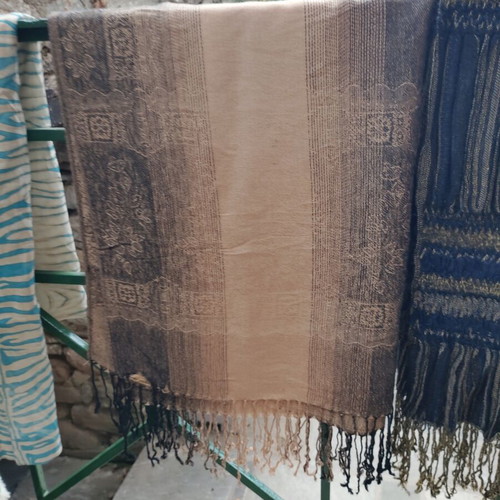 Scarves, shawls and pashminas like new, various colors and designs