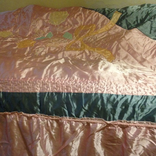 Vintage 90s bridal quilt set like new, satin with ruffles and 2 pillowcases