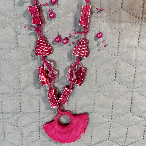 Fuchsia necklace like new