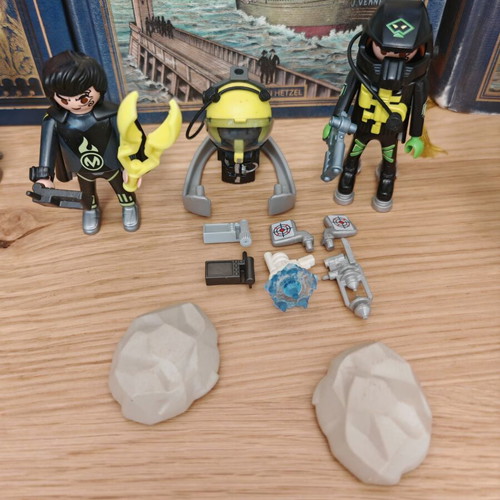 Playmobil space mission set like new with robot and exoskeletons