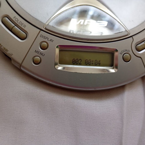 Sony MP3 CD Walkman D-CJ501 used with original charger and in-ear headphones