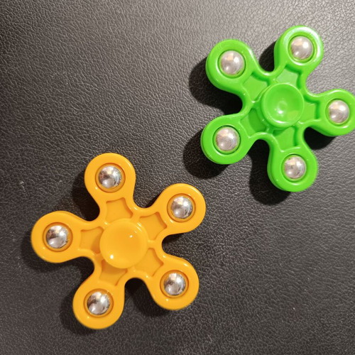 Fidget spinners used, pack of 2 flower-shaped yellow and green