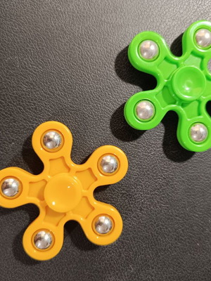 Fidget spinners used, pack of 2 flower-shaped yellow and green