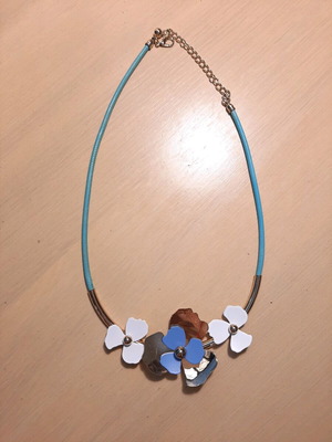 Floral necklace like new with distinctive flower details